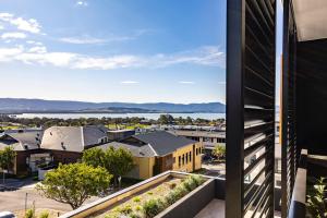 シェルハーバーにあるBright & Breezy Lakeview Retreat in Shellharbourの建物から見た街の景色 +12枚の写真