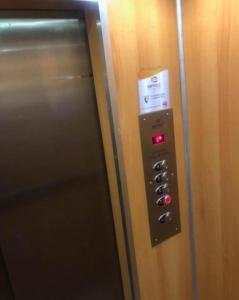 a control panel of an elevator with a sign on it at AP beira mar perto do centro in Capão da Canoa