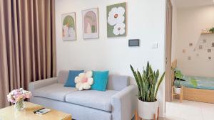 un salon avec un canapé et une table dans l'établissement AnChi Home - Garden view- Căn hộ 2 giường đẹp - Ocean Park Gia Lâm, à Hanoï 4 autres photos