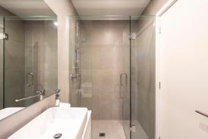 y baño con ducha, lavabo y bañera. en Stylish 2-BR Home, Scenic Balcony, Key Amenities, en Queenstown 38 fotos más