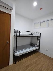 Postel nebo postele na pokoji v ubytování Cozy 2BR Apt Near J Park Resort