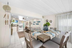 Posezení v ubytování Beach Home Estate I Pool & Ocean