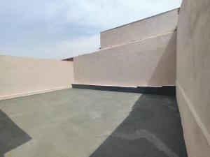 an empty room with a wall and a concrete floor at Casa para descanso e tranquilidade in Uberaba