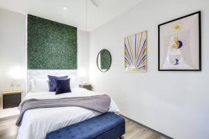 a bedroom with a large bed with a blue ottoman at Luxury Barndo 2AS EuropeStyle Farm Stay Fresh Eggs in Jefferson City