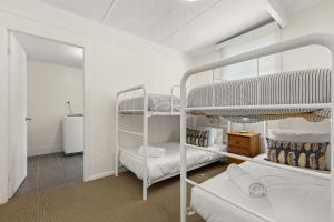 Una habitación con dos literas y un baño. en Huskisson Delight! by Experience Jervis Bay, en Huskisson