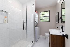 ein weißes Badezimmer mit Dusche und Waschbecken in der Unterkunft Be A Nomad - Newly renovated 1br apartment in Jacksonville