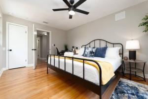 ein Schlafzimmer mit einem Bett und einem Deckenventilator in der Unterkunft Be A Nomad - Newly renovated 1br apartment in Jacksonville
