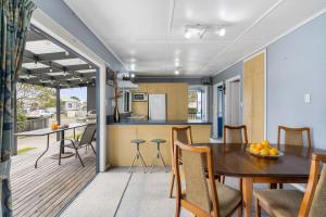 Η κουζίνα ή μικρή κουζίνα στο Holidays on Hampton - House plus sleep-out
