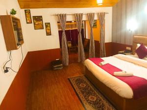 Uma cama ou camas num quarto em Hotel Hilltop At Mall Road Manali With Open Terrace