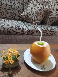 タンガラにあるDishari Tangalleのテーブルの上の皿の上のメロン