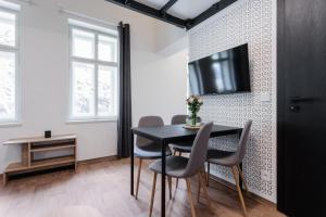 TV a/nebo společenská místnost v ubytování Apartmány Stříbrná Liška + 37 fotografií