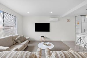 トーキーにあるSuperb Esplanade Beach House 8のソファとテレビのあるリビングルーム +3枚の写真