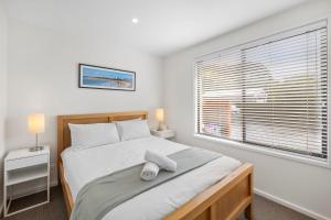 トーキーにあるSuperb Esplanade Beach House 8の大きなベッドと窓のある寝室