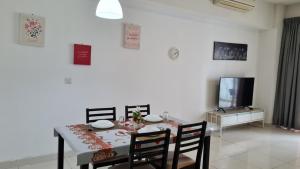 TV a/nebo společenská místnost v ubytování Hostel At Regalia Residence