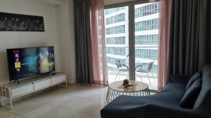 TV a/nebo společenská místnost v ubytování Hostel At Regalia Residence