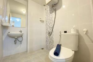 Ένα μπάνιο στο Comfort 2BR at 38th Floor Tokyo Riverside PIK 2 Apartment By Travelio +15 φωτογραφίες