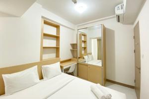 Ένα ή περισσότερα κρεβάτια σε δωμάτιο στο Comfort 2BR at 38th Floor Tokyo Riverside PIK 2 Apartment By Travelio