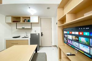 Η κουζίνα ή μικρή κουζίνα στο Comfort 2BR at 38th Floor Tokyo Riverside PIK 2 Apartment By Travelio