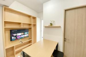 Μια τηλεόραση ή/και κέντρο ψυχαγωγίας στο Comfort 2BR at 38th Floor Tokyo Riverside PIK 2 Apartment By Travelio