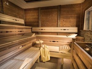sauna z drewnianymi ścianami i drewnianą podłogą w obiekcie Hotel Sportwelt w mieście Zauchensee +29 zdjęć