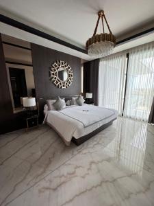 Postel nebo postele na pokoji v ubytování Luxury 6-Bedroom Villa in Uluwatu + 18 fotografií