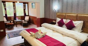 Uma cama ou camas num quarto em Hotel Hilltop At Mall Road Manali With Open Terrace