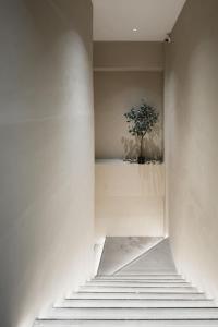 eine Treppe mit einer Vase Blumen auf einem Regal in der Unterkunft 画舍 Colorstory Hotel in Hangzhou