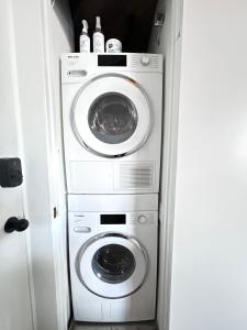 a washer and dryer in a small room at Iconic Gesner Boat House Wview Of Hollywood Sign in Los Angeles