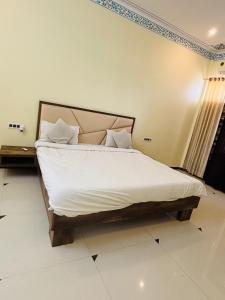 Shiv Ashray Resort客房内的一张或多张床位