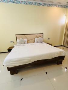 Shiv Ashray Resort客房内的一张或多张床位