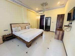 纳特杜瓦拉Shiv Ashray Resort的房间里有一张床的卧室