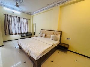Shiv Ashray Resort客房内的一张或多张床位