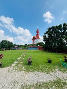 纳特杜瓦拉Shiv Ashray Resort的植物场中的一个雕像