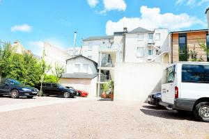 una furgoneta blanca estacionada frente a una casa en Hotel De Rosny en Tours