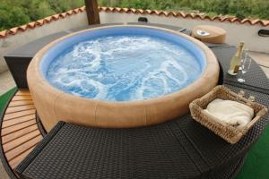 Bazén v ubytování House Rilovi - Two Bedroom House with Swimming Pool and Jacuzzi nebo v jeho okolí