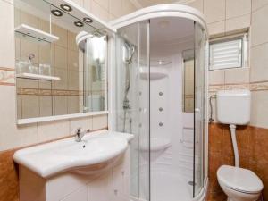 Vannituba majutusasutuses Apartments Villa Nikol - Standard One Bedroom Apartment with Sea View APT 6