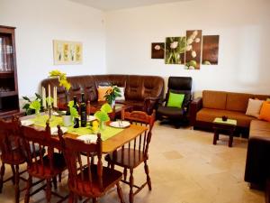 ein Wohnzimmer mit Tisch und Couch in der Unterkunft Villa Lina - Five Bedroom Villa with Terrace and Sea View in Brsečine