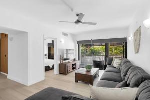 un salon avec un canapé et une chambre dans l'établissement Macrossan Magic - A Boutique Tropical Resort, à Port Douglas