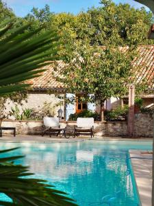 Πισίνα στο ή κοντά στο Chez Berger, ruime 2 persoonskamer met kingsize bed