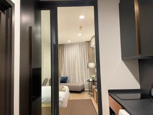 a room with a bedroom with a bed and a mirror at EDGE Central Pattaya Super Condo in Pattaya Central