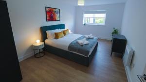 Кровать или кровати в номере Luxury Flats Near Manchester Airport