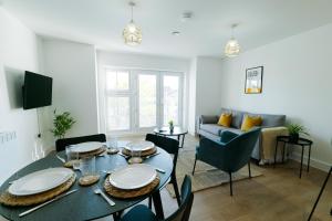 Телевизор и/или развлекательный центр в Luxury Flats Near Manchester Airport