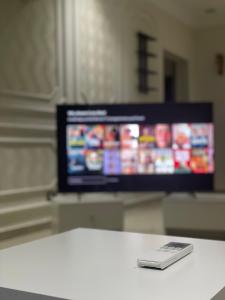 TV a/nebo společenská místnost v ubytování شقه جميله ومريحه قريبه من الجامعه الامريكيه