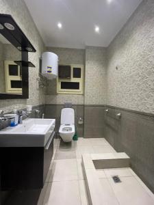 Koupelna v ubytování شقه جميله ومريحه قريبه من الجامعه الامريكيه