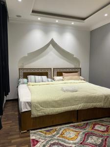 Postel nebo postele na pokoji v ubytování شقه جميله ومريحه قريبه من الجامعه الامريكيه