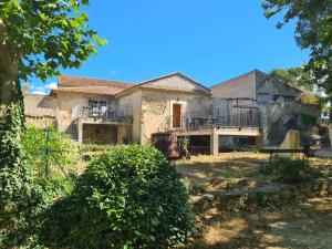 Casa antigua con porche y balcón. en Hameau De Cure, en Cazouls-lès-Béziers