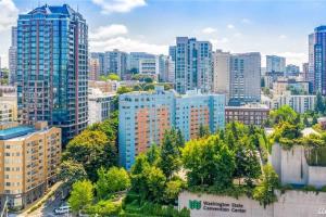 an aerial view of a city with tall buildings at Eclectic Downtown & Cap Hill King bed & Kitchen in Seattle