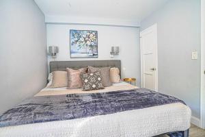 a bedroom with a large bed with pillows on it at Modern Coastal Downtown, King bed, Work Desk, Kitchen in Seattle +22 photos