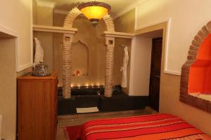 Кровать или кровати в номере Riad Zehar & Spa