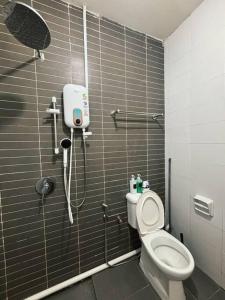 ein kleines Badezimmer mit Dusche und Toilette in der Unterkunft Mount Austin #Palazio A1 Muji-Style 2Pax in Johor Bahru